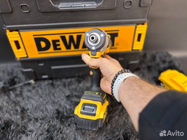 Аккумуляторный ударный гайковерт dewalt