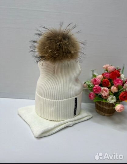 Шапка женская с натуральным помпоном, енот, снуд
