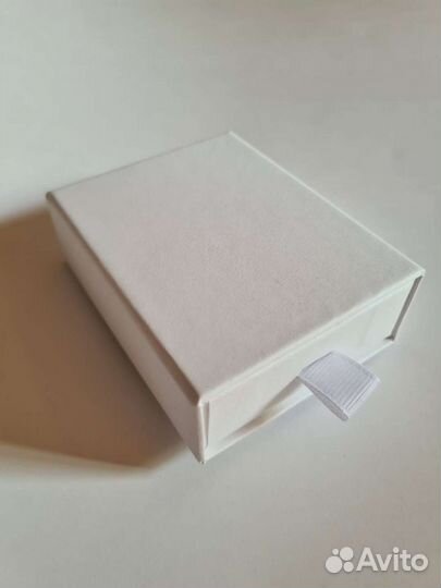 Коробка подарочная для украшений 7х9см белые