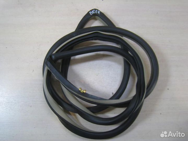 Уплотнитель проема двери передней правой Lexus RX