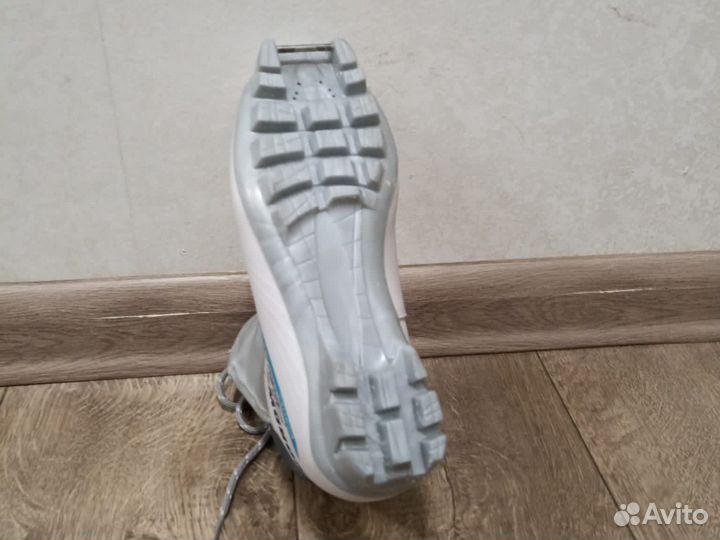 Лыжные ботинки 37 размер nnn