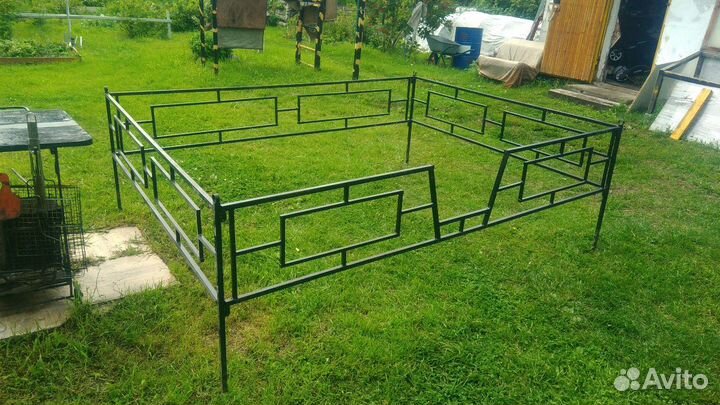 Ограды могильные, кресты, лавочки