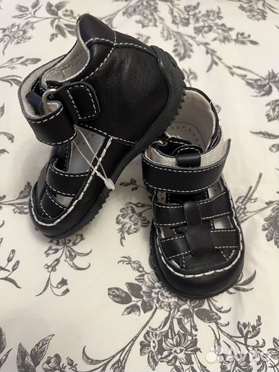 Сандалии новые