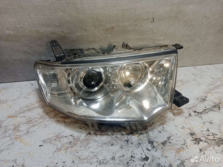 Фара правая Mitsubishi Pajero Sport 2