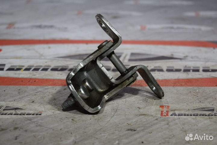 Петля дверная верх зад лево c Toyota Gaia ACM10G 1