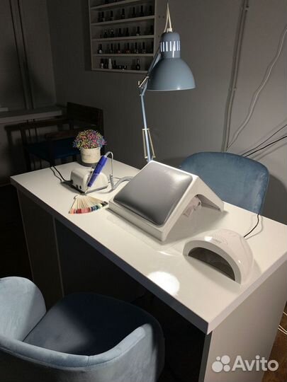 Место мастеру по ресничкам и бровист/маникюр