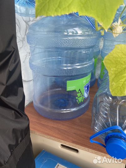 Кулер и 2 бутылки