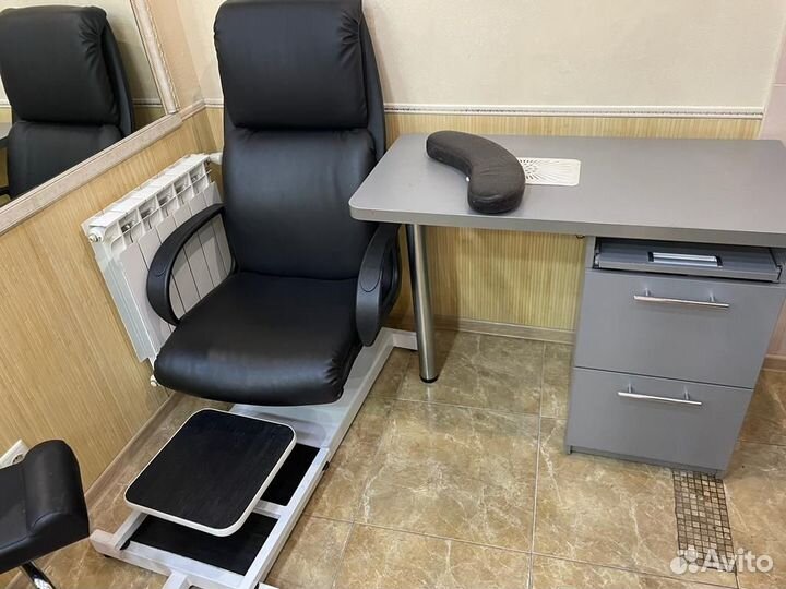Педикюрное кресло и маникюрный стол б/у