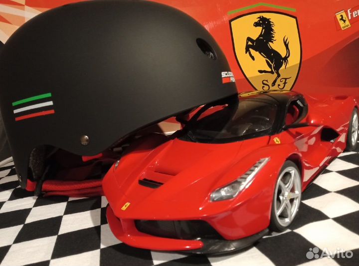 Чёрный защитный шлем Scuderia Ferrari