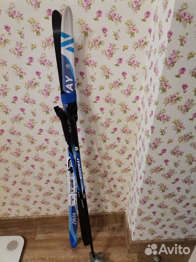 Лыжи и палки к ним