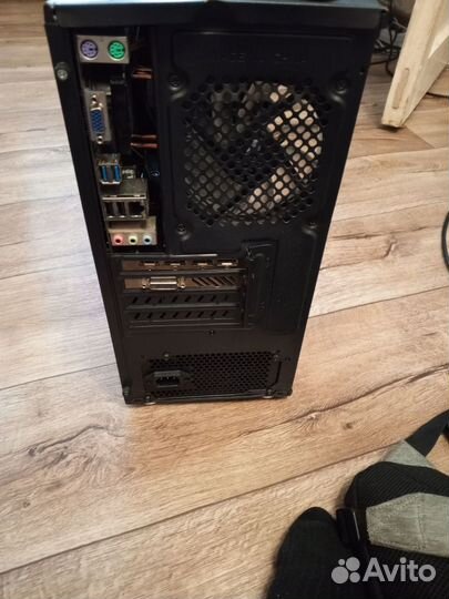 Игровой компьютер с гарнитурой