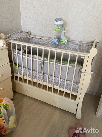 Детская кроватка с продольным маятником