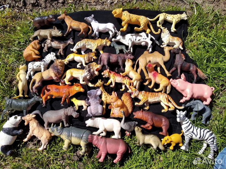 Фигурки животных и динозавры