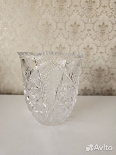 Милая хрустальная вазочка для невысокого букета