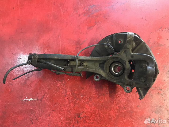 Кулак передний правый Volkswagen Touareg 7L