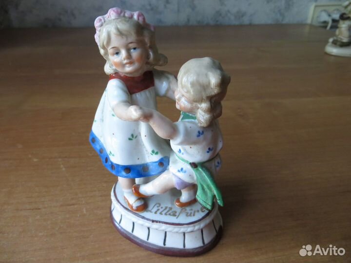 Фарфоровая статуэтка. Западная Германия. Пара дети