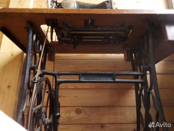 Швейная машина с ножным приводом