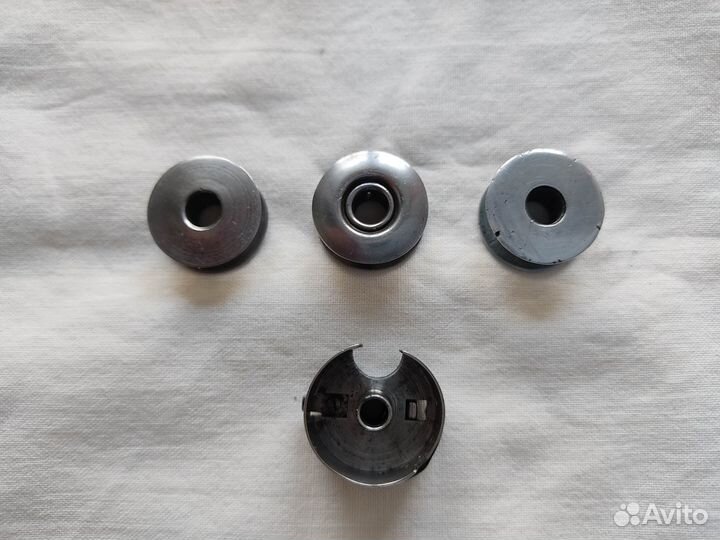 Шпульный колпачок и три шпульки