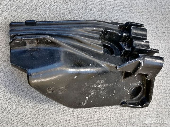 Крепления тросов ремней безопасности Audi 100 C4