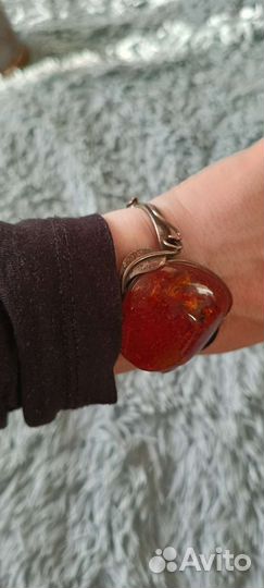 Серебряный браслет с янтарем