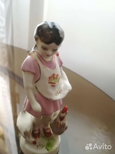 Статуэтка девочка кормит петуха и курицу