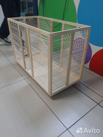 Ящик для хранения ковриков в студии йоги