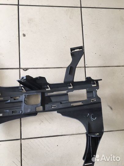 Кронштейн переднего бампера правый Mercedes W211