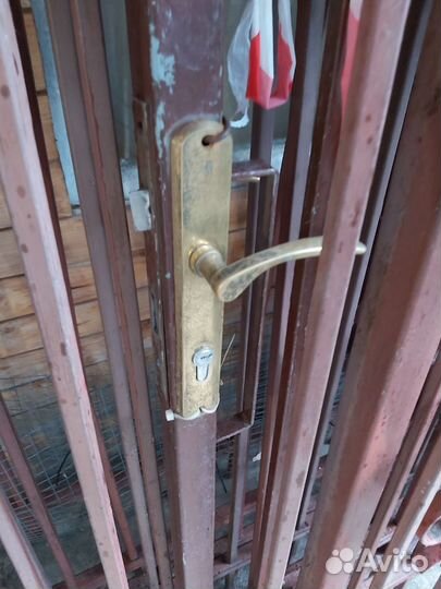 Забор с двумя калитками