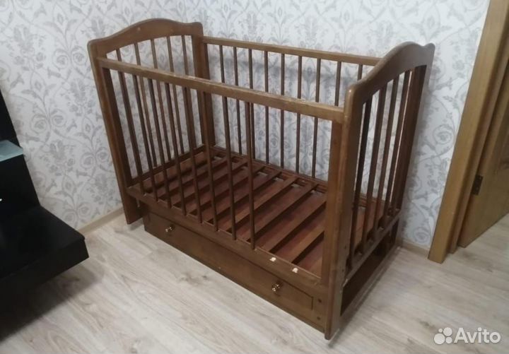 Детская кроватка с маятником и ящиком