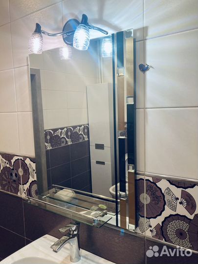 Зеркало с полочкой