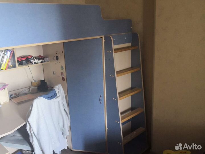 Кровать чердак со столом и шкафом