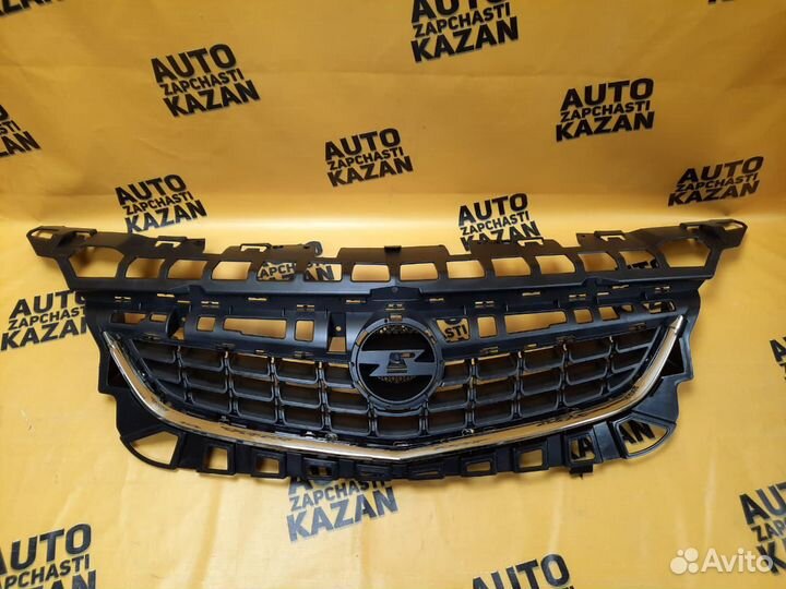 Молдинг решетки радиатора Opel Astra J 2010-2012