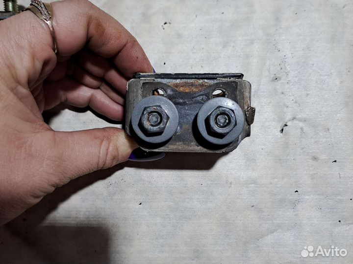 Петля крышки багажника Mazda MPV