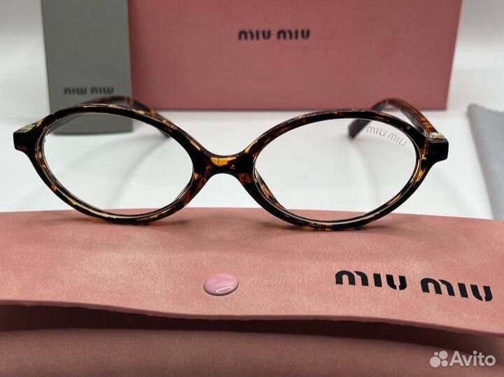 Солнцезащитные очки Miu Miu