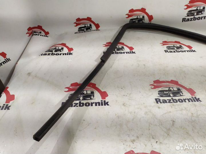 Уплотнитель стекла двери передний правый Mercedes