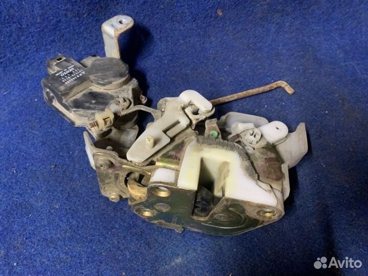 Замок боковой двери задний правый Mitsubishi