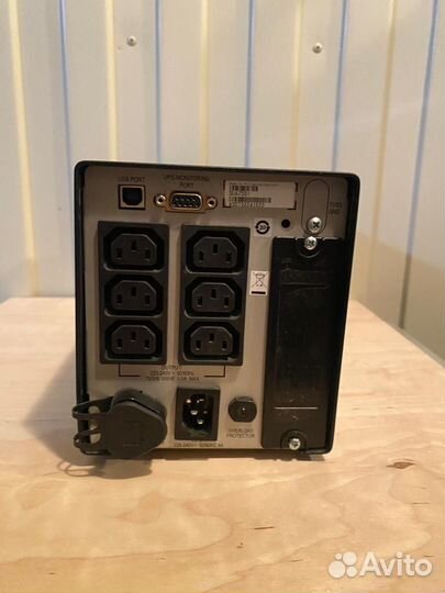 Источник бесперебойного питания APC Smart ups 750