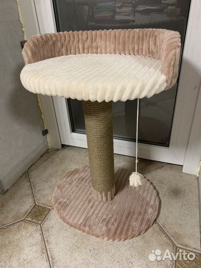 Когтеточка с лежанкой вверху