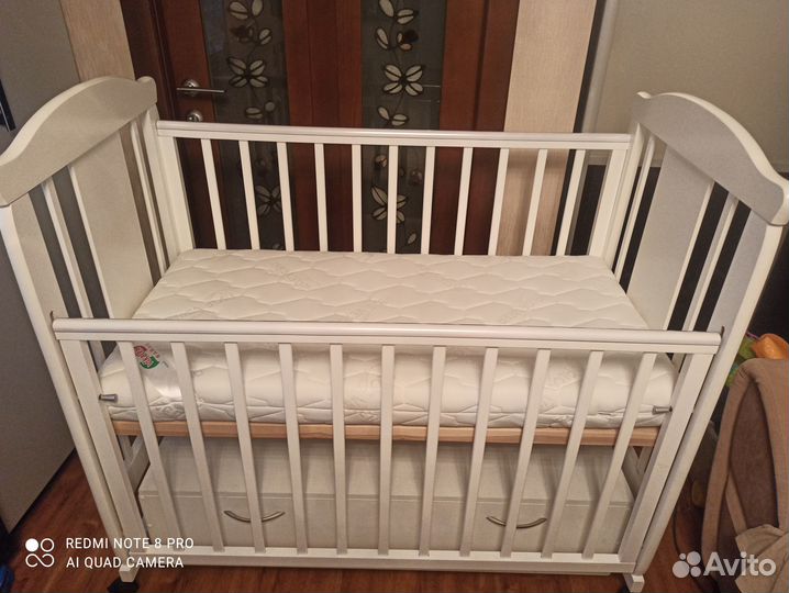 Детская кроватка 2 матраса ящик проектор и игрушки