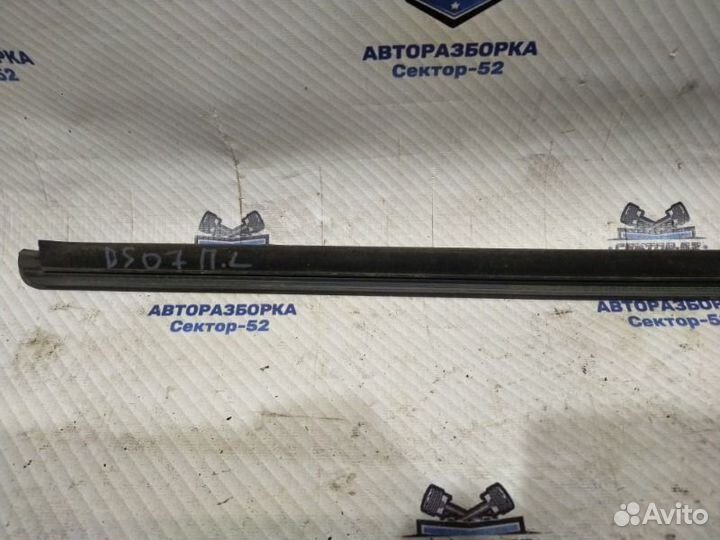 Уплотнитель стекла двери передний Renault Sandero