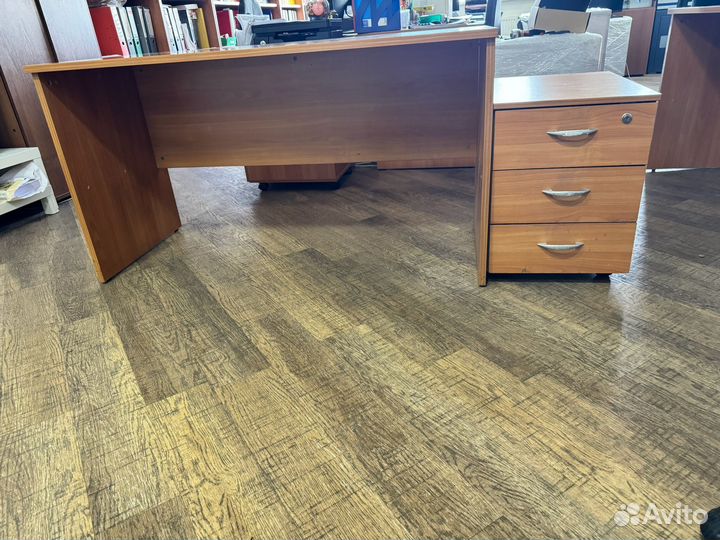 Офисный стол с тумбой