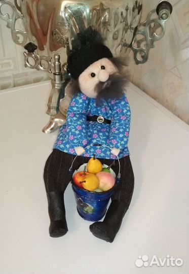 Сувенир ручной работы дедушка с ведром фруктов