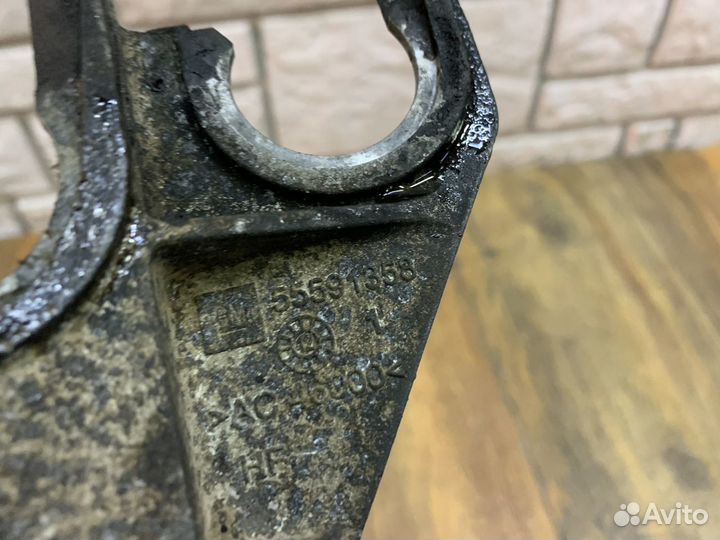 Opel mokka Кронштейн крепления троса кпп