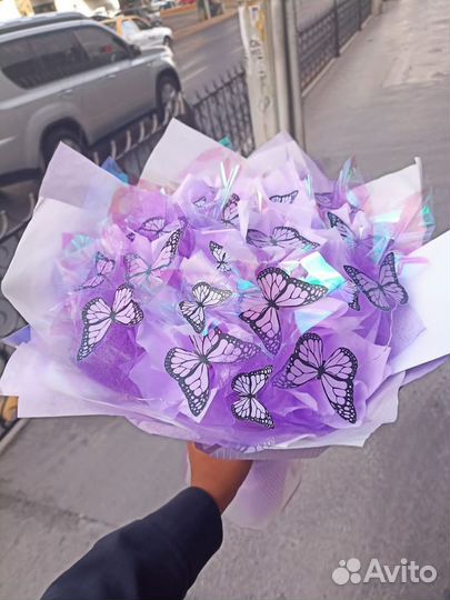 Букет с бабочками светящейся
