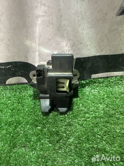 Замок крышки багажника Hyundai Solaris 1