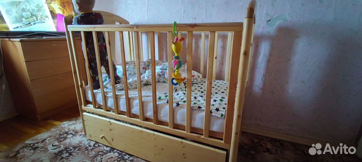 Кровать с маятником и ящиком