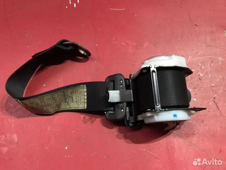 Ремень безопасности задний левый Toyota Avensis