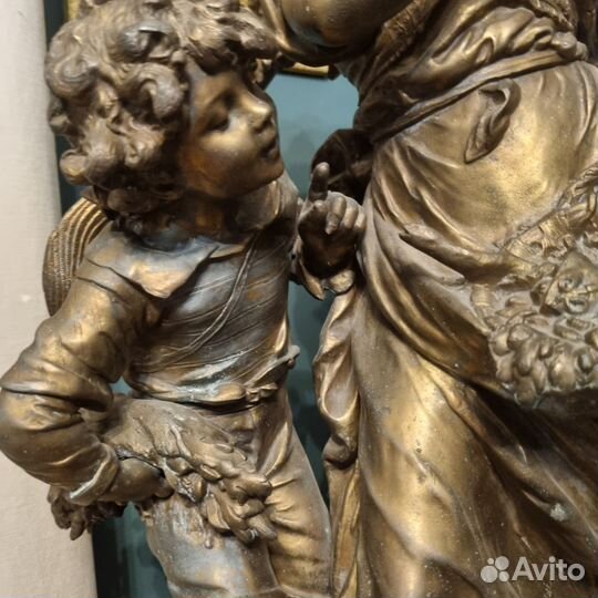 Старинная антикварная фигура