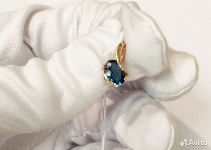 Золотая подвеска с камнем