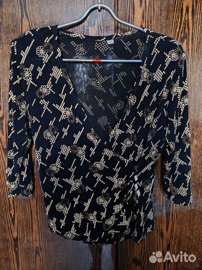 Продам блузку черную с золотым рисунком